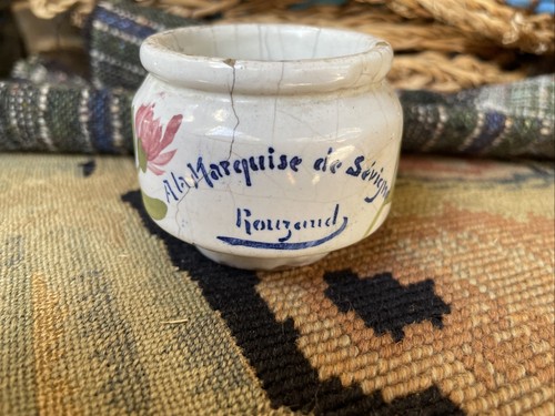 Très ancien petit pot - très,