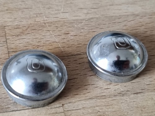 Paire caches poussiere - paire,