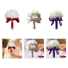 Mariée tenant un bouquet de