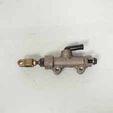 Maître cylindre frein