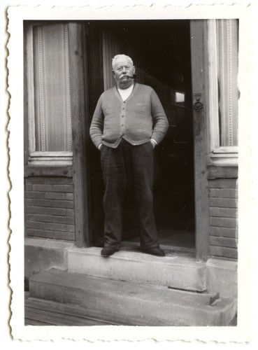 Portrait homme debout - , pipe