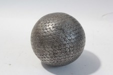 Boule de pétanque cloutée