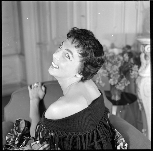 Portrait femme assise salon - ,