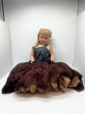 Ancienne voiture d'enfants en bois et poupée