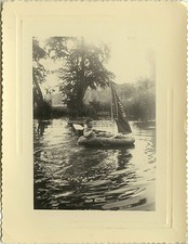 OLD PHOTO - VINTAGE SNAPSHOT - INFLATABLE BOAT OAR FUNNY SAIL - BOAT