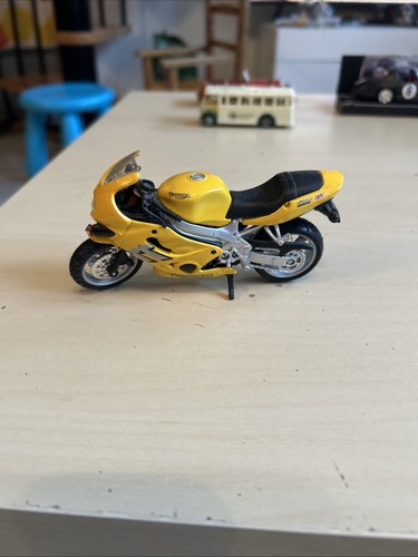 Triumph tt600 jaune - triumph, maisto