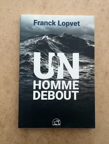 Homme debout lopvet - un,