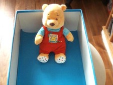 DOUDOU 6851 / PELUCHE WINNIE "DISNEY NICOTOY" SALOPETTE ROUGE/BLEU - ETOILES