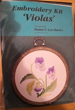 Kit De Broderie Sur Surface Avec Cadre "VIOLAS"