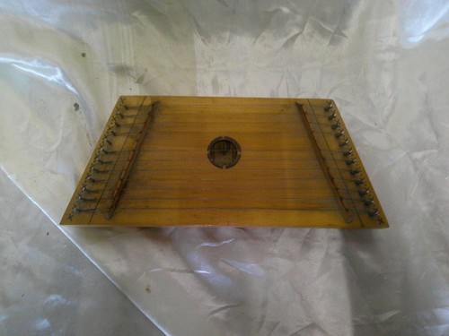 Ancienne petite cithare pour