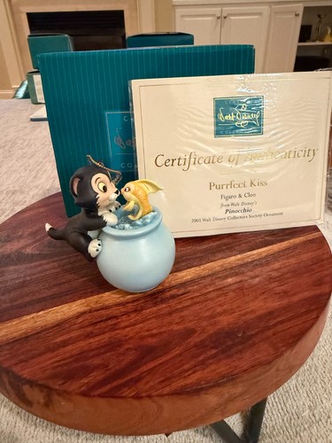 Wdcc pinocchio purrfect kiss - purrfect,