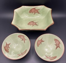 Ensemble asiatique émaillé vert craquelé, décor poissons rouges