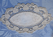 Napperon ovale brodé et