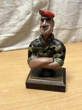 Petite Figurine En Résine Militaire  Parachutiste 