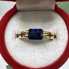 Bague vintage fantaisie or avec pierre bleue nuit. Taille 54.