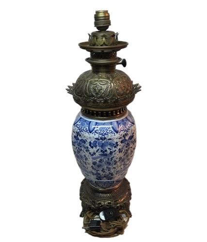 09l21 ancienne lampe petrole - lampe, a