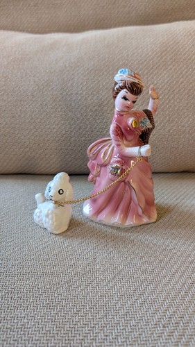 Figurine dame avec chien