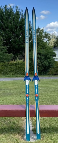 Great vintage wooden skis - great,
