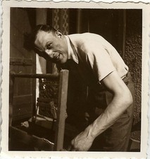 ANTIQUE PHOTO - VINTAGE SNAPSHOT - CURIOSITY MAN WORK CARPENTER WOOD -WORK