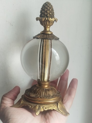 Etrange boule cristal presse - boule,