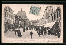 Old postcard Dreux, La Garnde-Rue un Jour de Marché 1904 