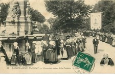 MORBIHAN  SAINT ANNE D'AURAY procéssion autour de la fontaine