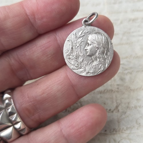 Médaille ancienne femme - ancienne, a