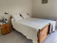 Chambre, lit, commode et table de nuit