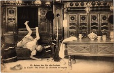 CPA AK Folklore - Autour des Lits Clos Bretons - La Chute (699322)