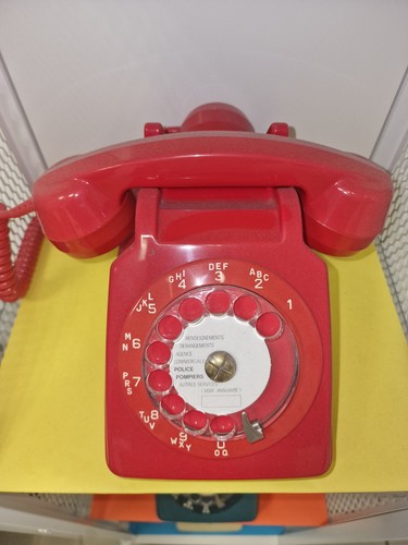 Téléphone rouge ancien - ancien, à