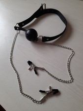 Bâillon boule et pinces à