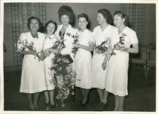 Actrice Grace Moore avec les cousettes parisiennes dans "Louise", 1938, vintage 