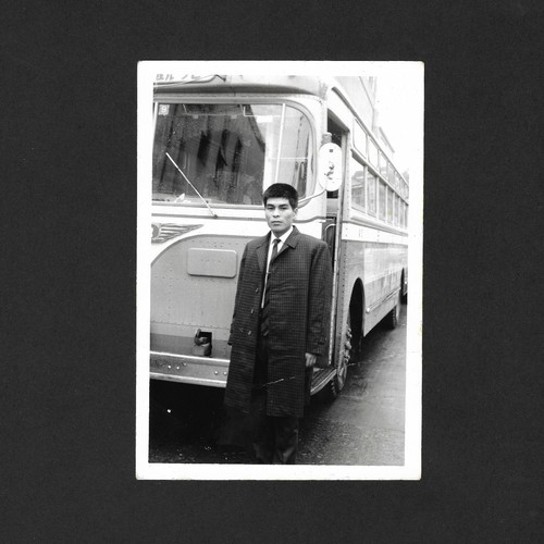 Homme costume épaules pose