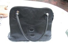 un sac a main noir en cuir