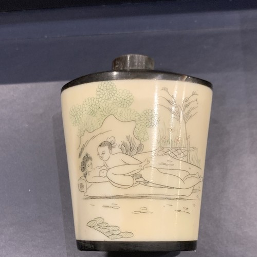 Tabatière décor érotique