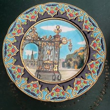 Assiette en longwy les grilles de la place Stanislas à Nancy rare et super motf