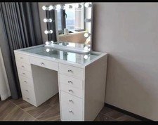 Coiffeuse blanche avec miroir éclairé