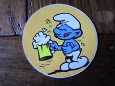 PEYO -  autocollant   SCHTROUMPF BUVEUR DE BIERE