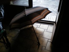 un parapluie femme ancien de 80cm de long avec manche a plastique dur