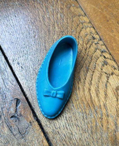 Une chaussure bleue vintage - une,