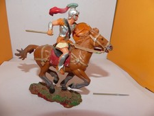 FIGURINE ELASTOLIN CAVALIER ROMAIN BOUCLIER ET LANCE CHEVAL MARRON (CASSE )
