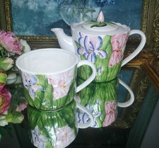 Théière À Fleurs Et Grande