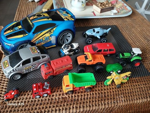 Lot mini véhicules jouets