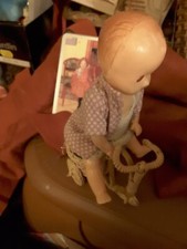 Charmante poupée enfant sur