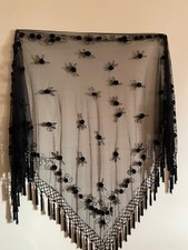 Un grand châle vintage en tulle noir, brodé avec des petits fleurs et perles  