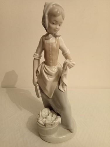 Statuette porcelaine - statuette, en