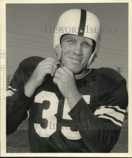 1959 Press Photo Football Player Bob Easley Buckles Helmet - hps20214