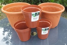 11 POTS de FLEURS en plastique  en trés bon état