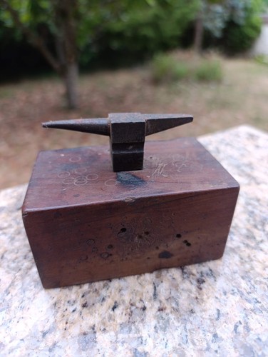 Petite enclume ancienne - , de