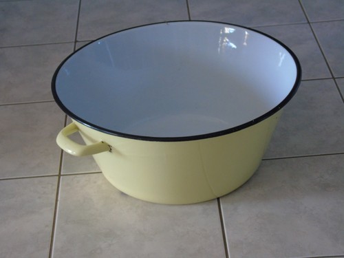 Grande bassine émaillée